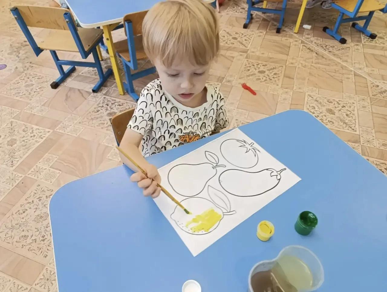🍆🥕 Учимся работать с красками: малыши раскрашивают овощи! 🎨