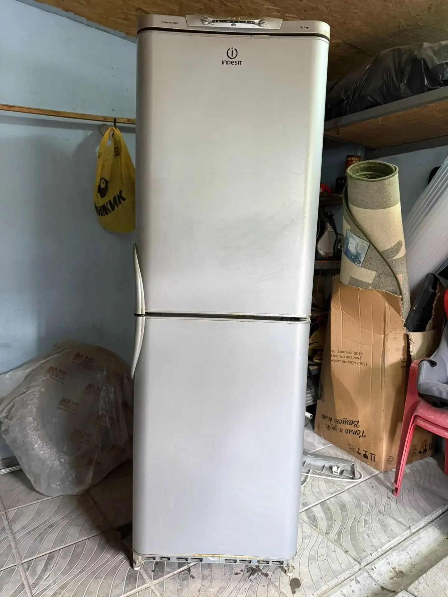 Продам холодильник INDESIT. 5000 руб. Работает исправно, кроме лампочки внутри. Обращат...