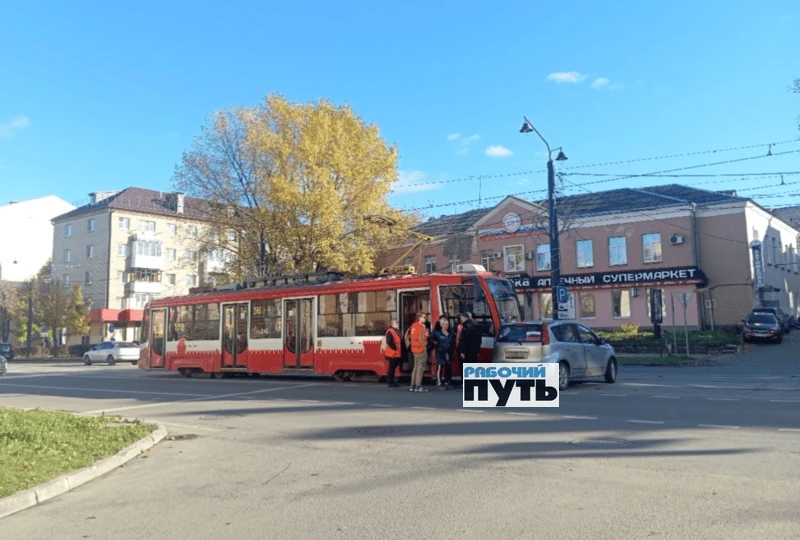 ⚠В Смоленске ДТП на путях парализовало движение трамваев в обе стороны