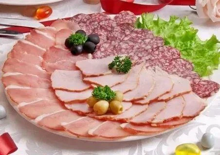 Как есть колбасу по этикету?