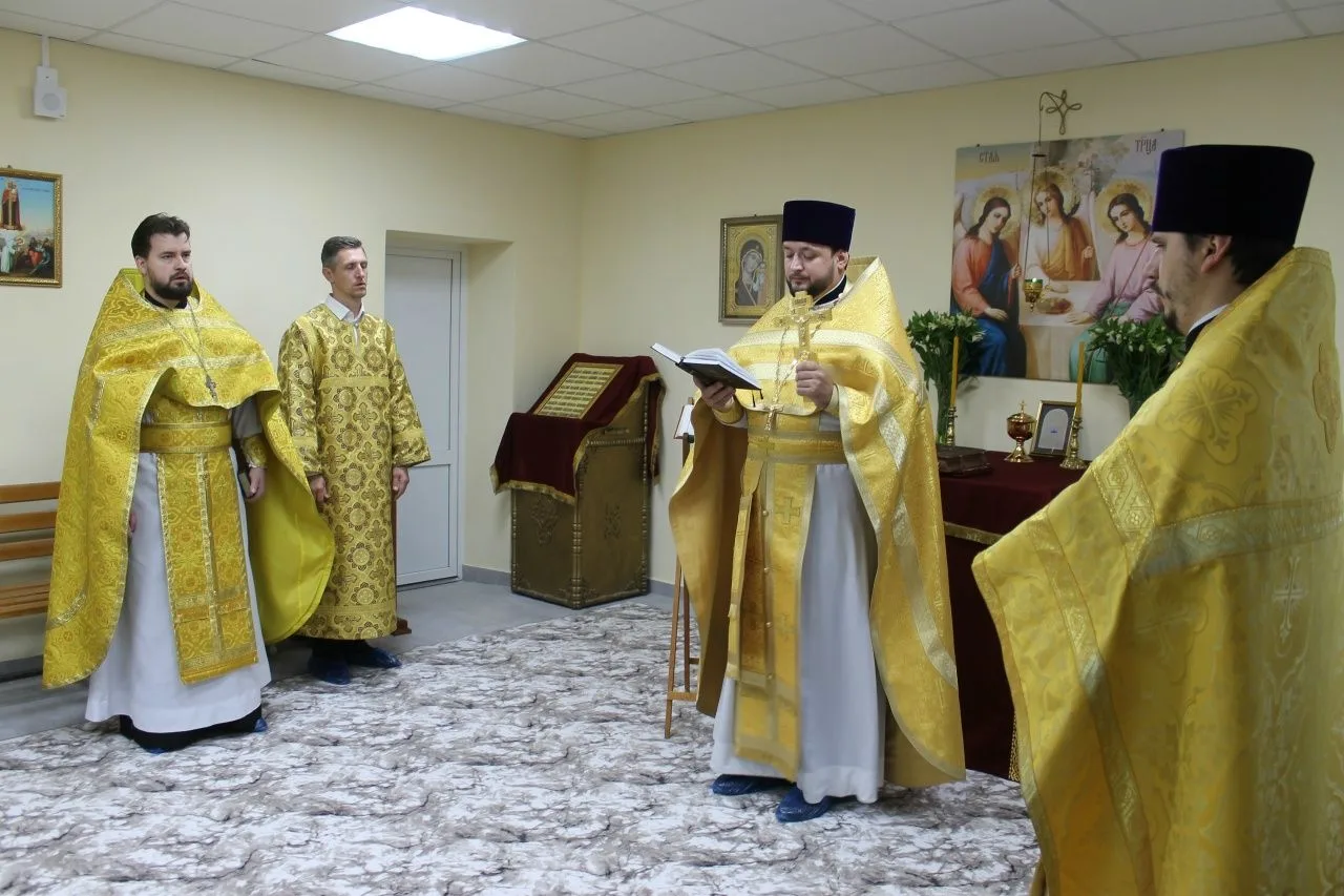 В больнице Матвеево-Курганского района открыли храмовую молитвенную комнату