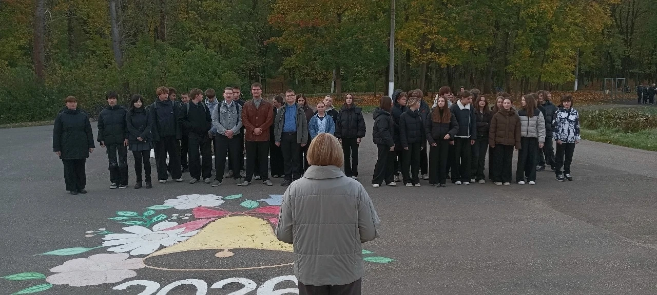 🇷🇺Традиционно в 16 школе прошла торжественная линейка: поднятие флага и исполнение Ги...