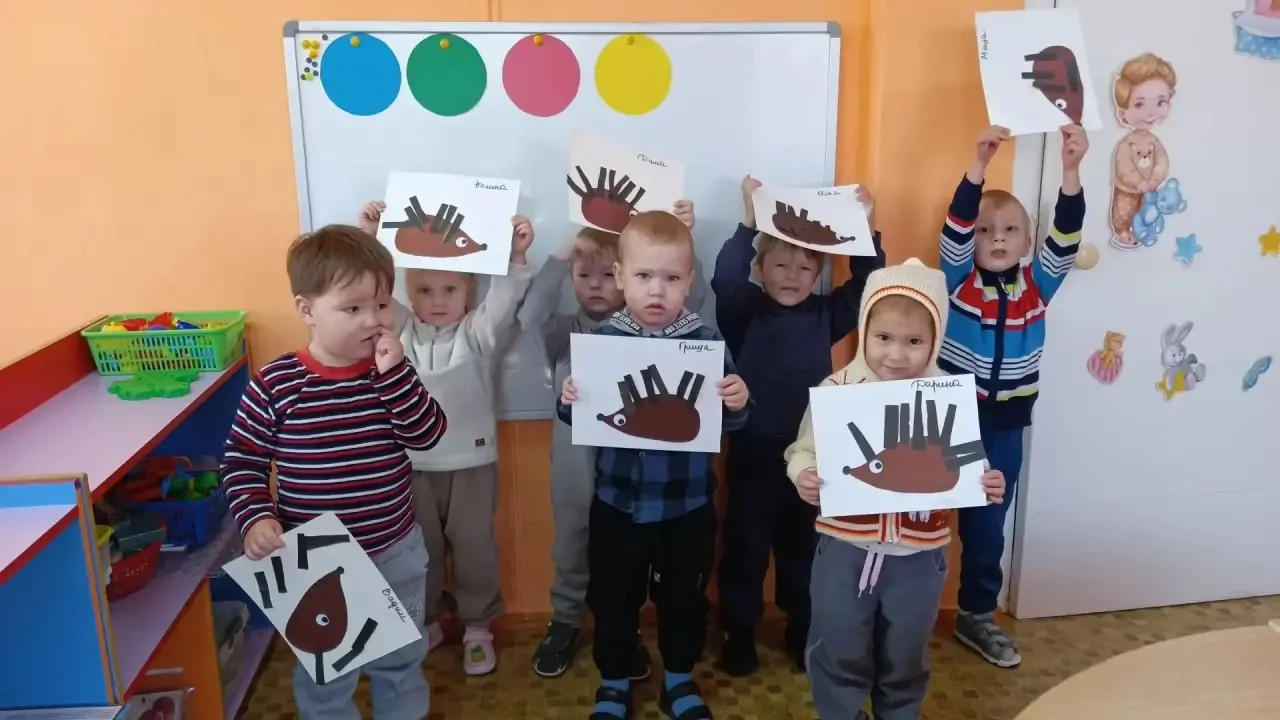 Аппликация в средней группе на тему "Колючий ëжик"