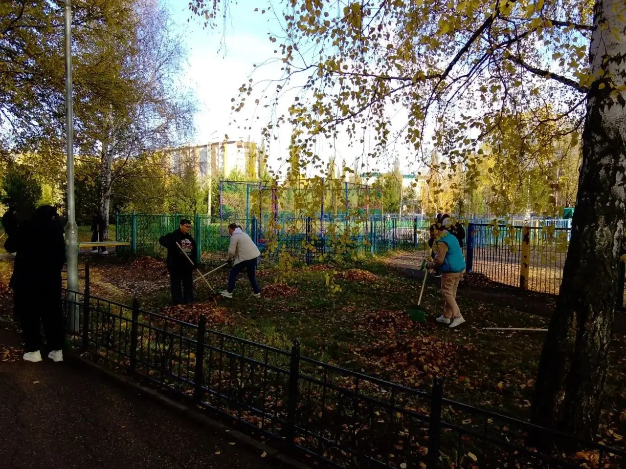 🧹Сегодня сотрудники  городской администрации  вышли на субботник в Центральный парк ку...
