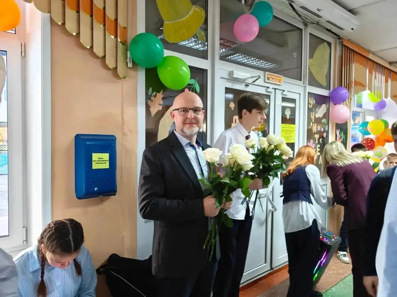 Депутаты гордумы поздравили педагогов на своих округах