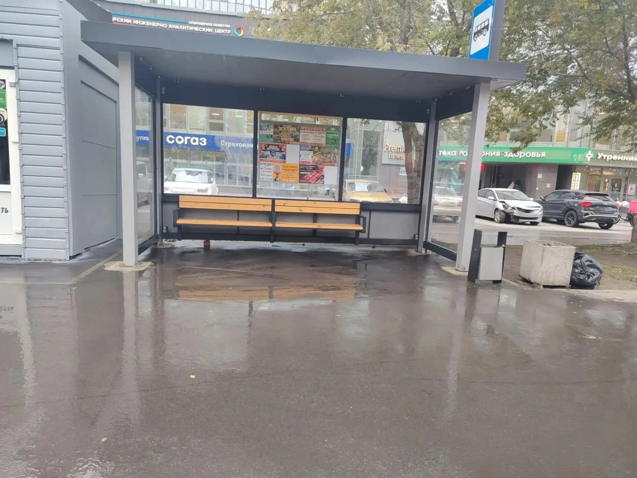 В Дзержинском районе к зиме подготовили все остановки: их помыли, покрасили и отремонти...