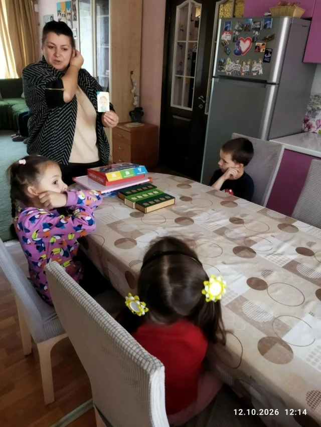 Педагогом-психологом и учителем-логопедом начат курс коррекционно-развивающих занятий с...
