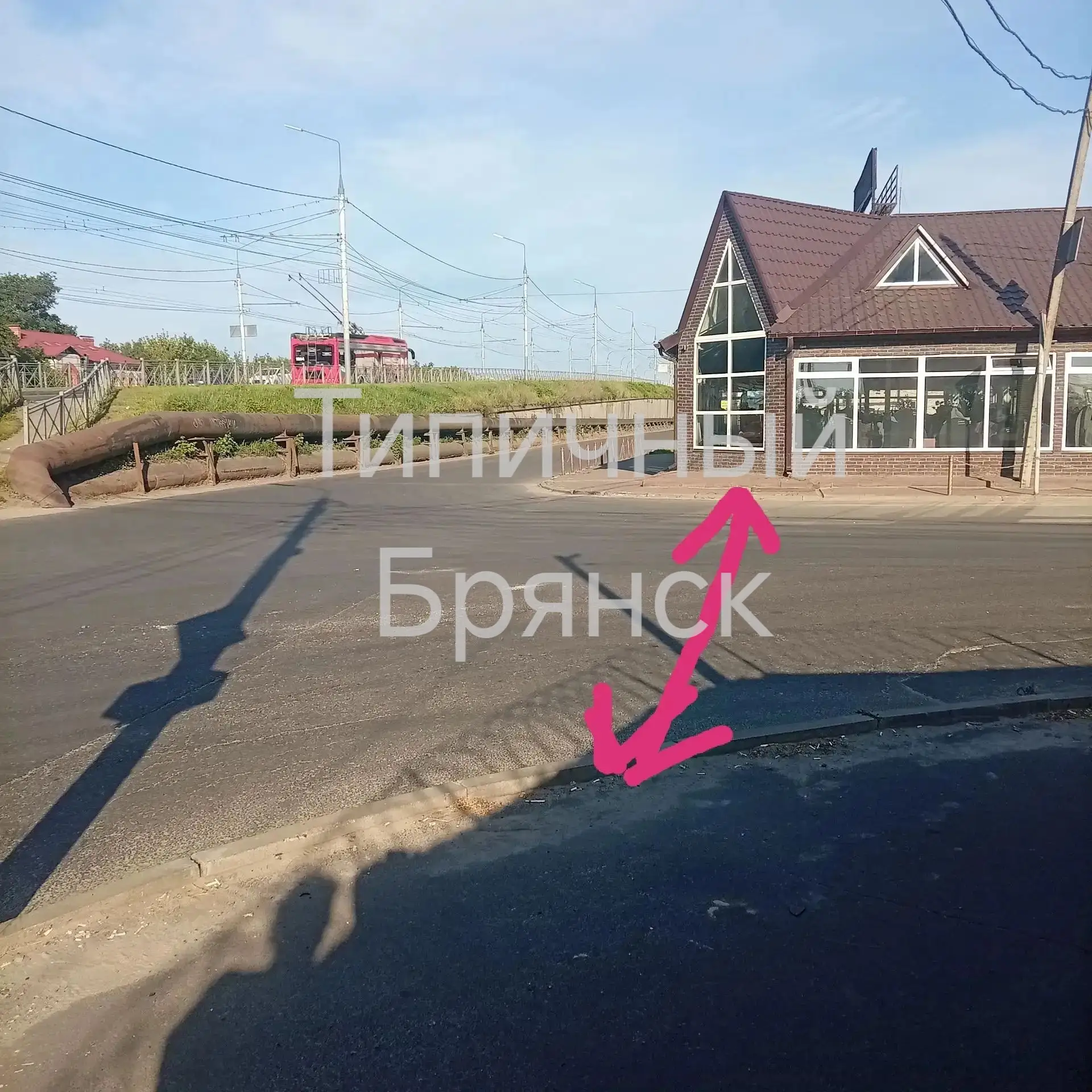 Нам пишут: Здравствуйте на этом участке дороги нет пешеходного перехода, как людям пере...