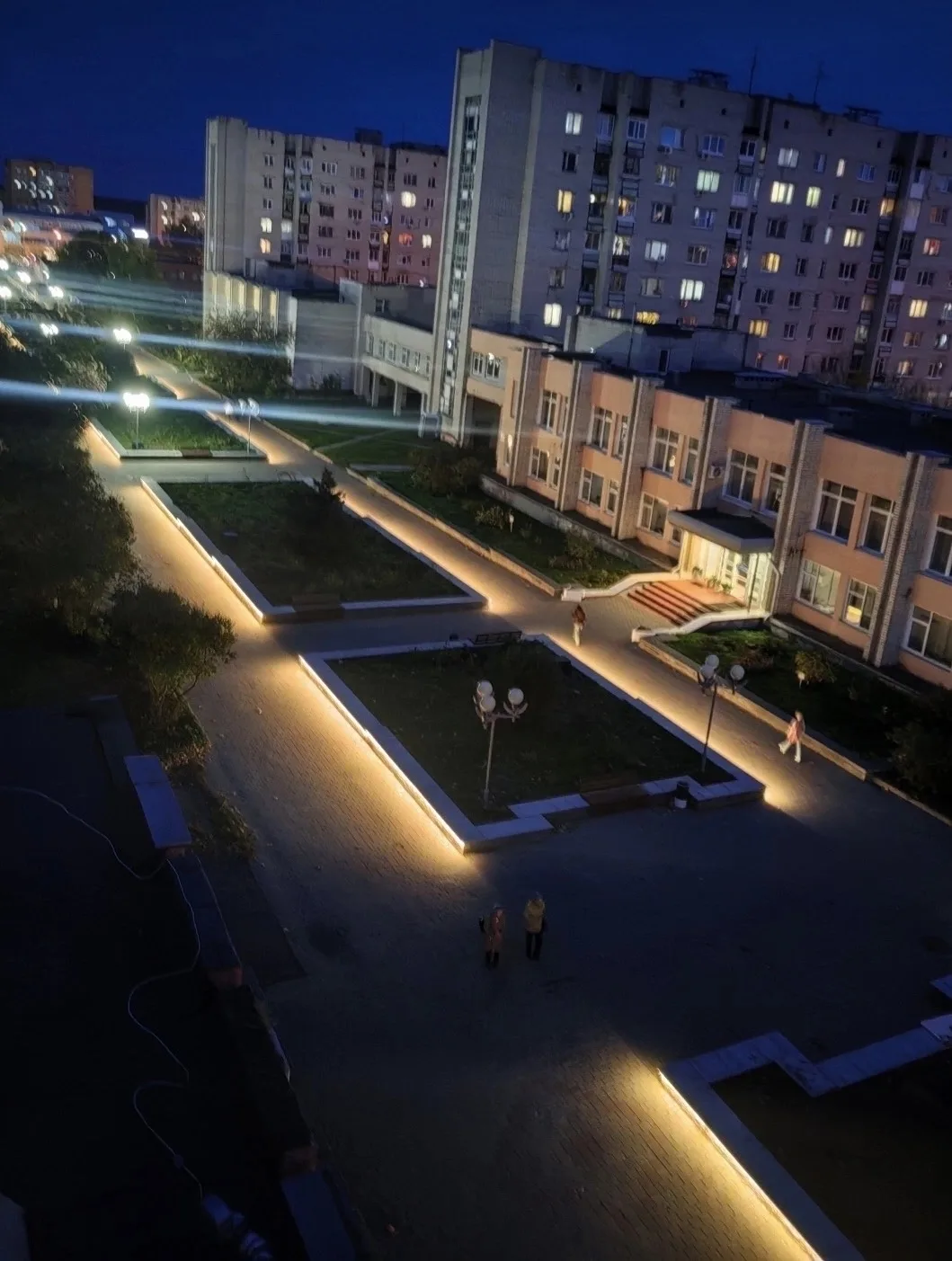💡Вчера вечером на улице Юности зажглась новая подсветка клумб.