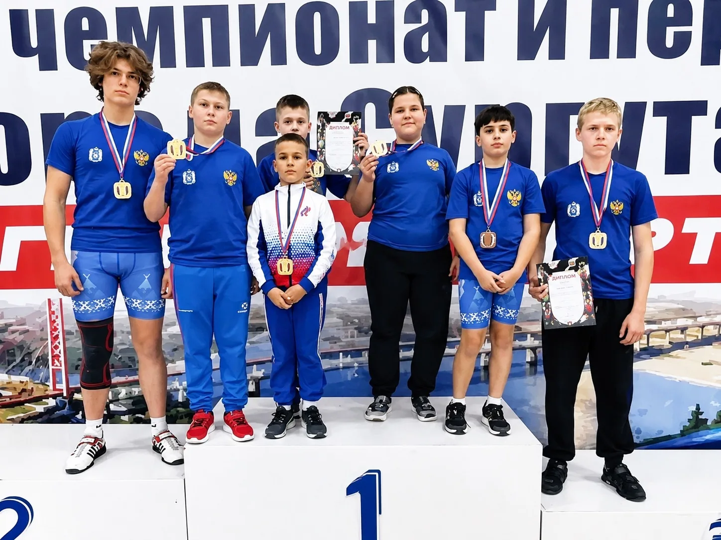 Юные спортсмены СШ «Зенит» ярко выступили на Первенстве города Сургута по гиревому спор...