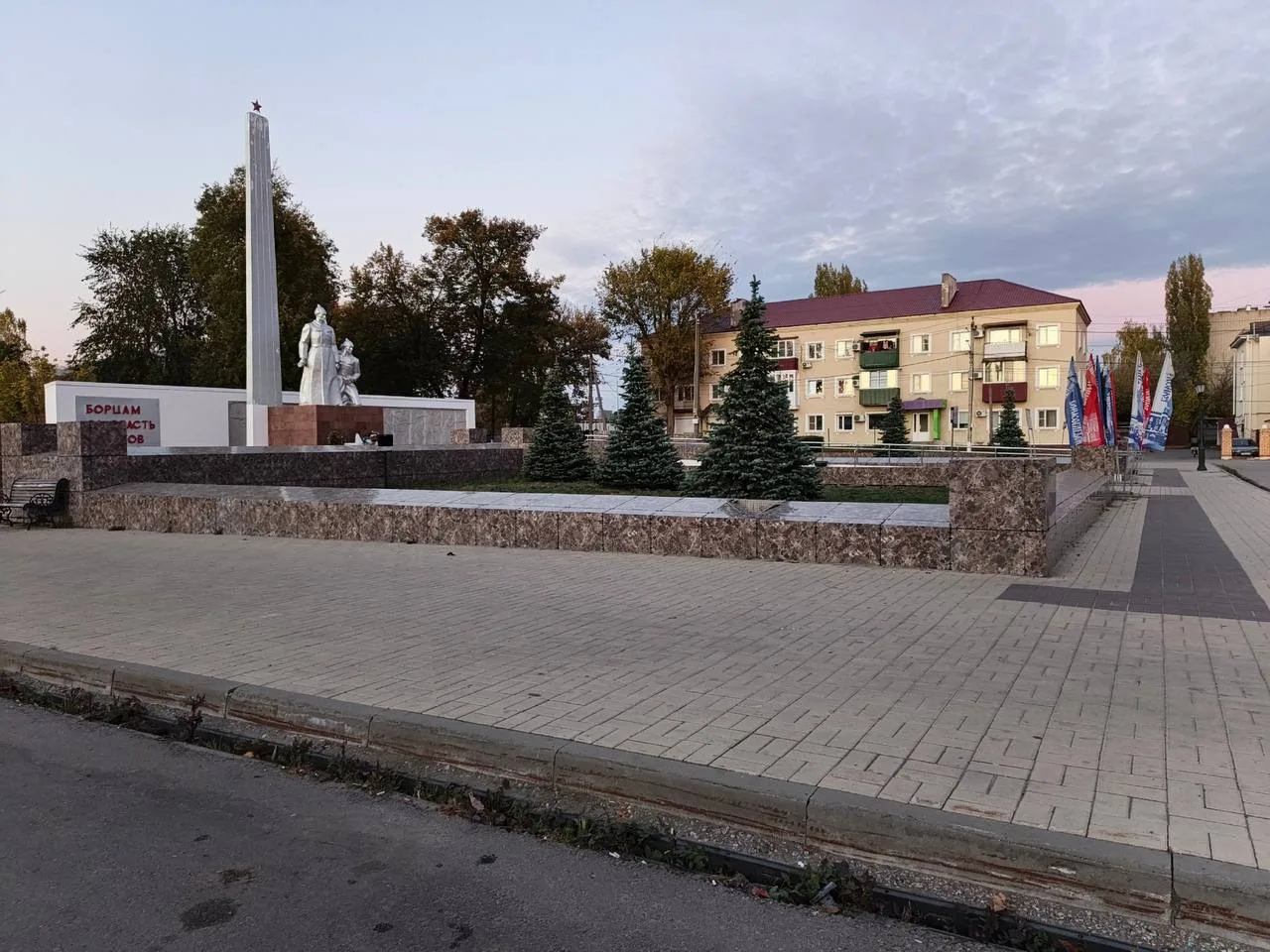 🚧 В Борисоглебске вновь повредили плитку у мемориала «Борцам за власть Советов».