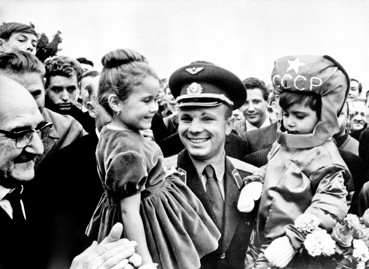 Первый космонавт Юрий Гагарин во время своего визита во Францию, 1963 год.