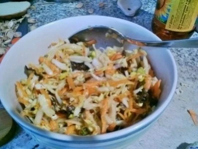 Капустный салат с черносливом
