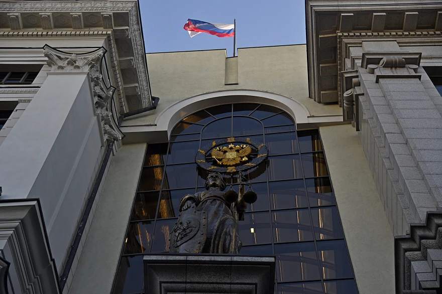 Суды не имеют права назначать исправительные работы осужденным, у которых нет основного...