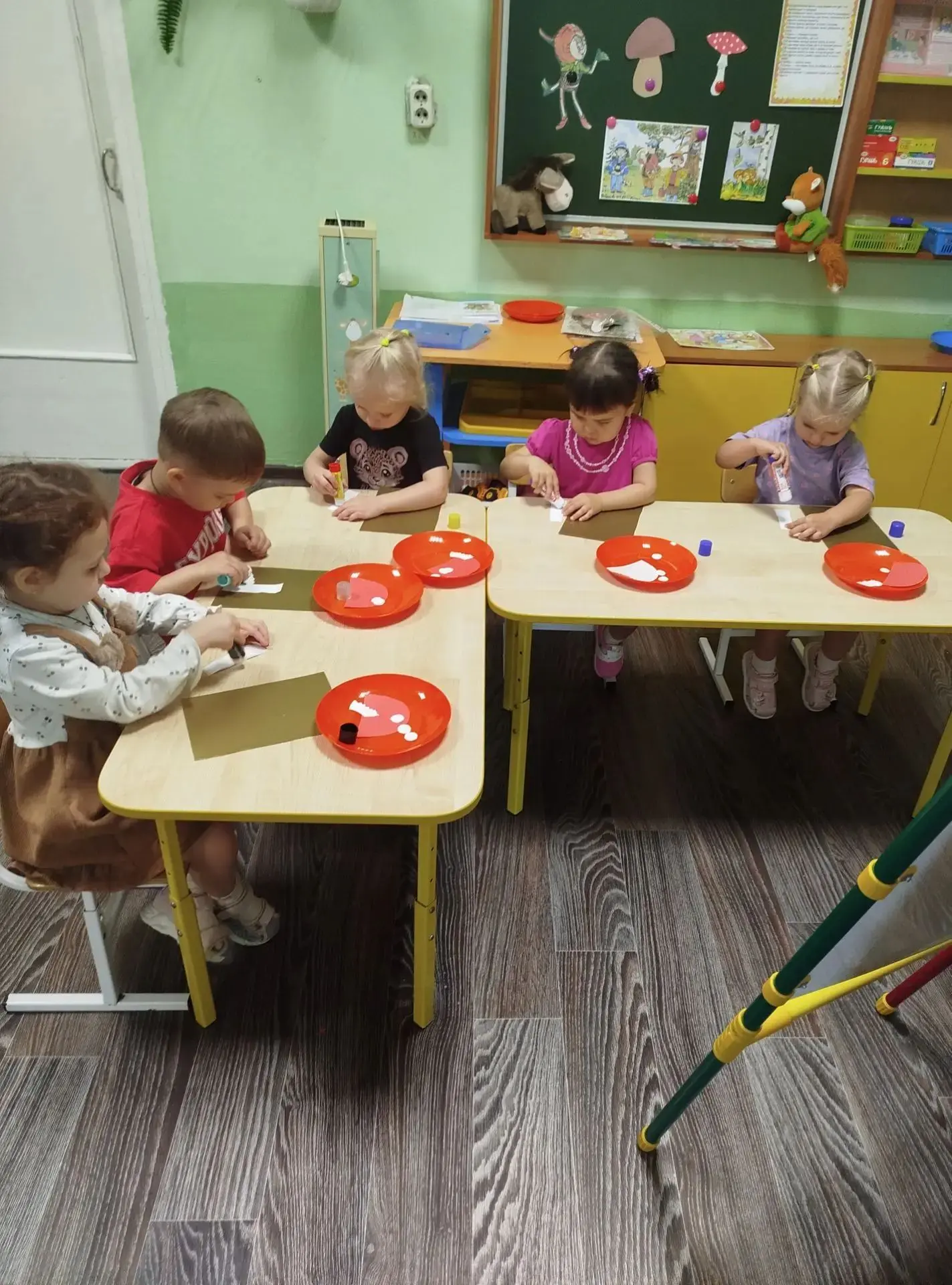 🍂В нашей группе прошло увлекательное занятие по аппликации на тему: " Мухомор - красив...