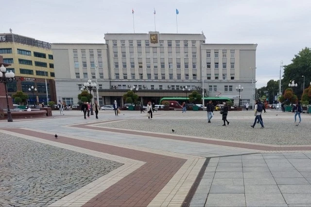 На украшение здания администрации Калининграда гирляндами выделили более девяти миллион...