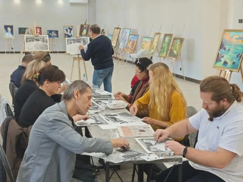 Мариупольцы рисовали углём
