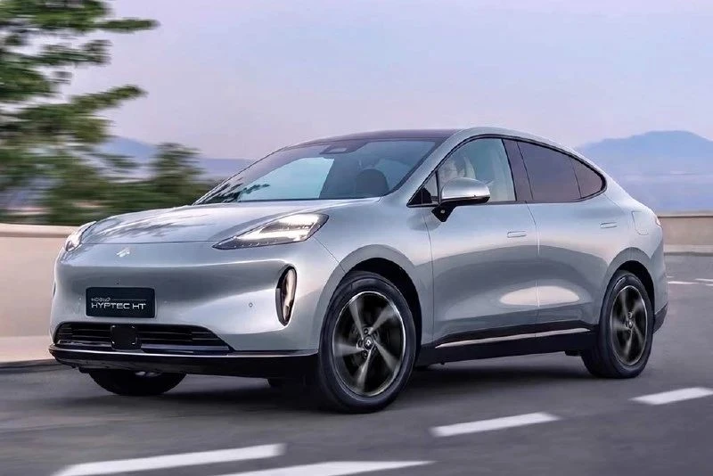 В России стартовали продажи электрического кроссовера GAC Hyptec HT, который в Китае из...