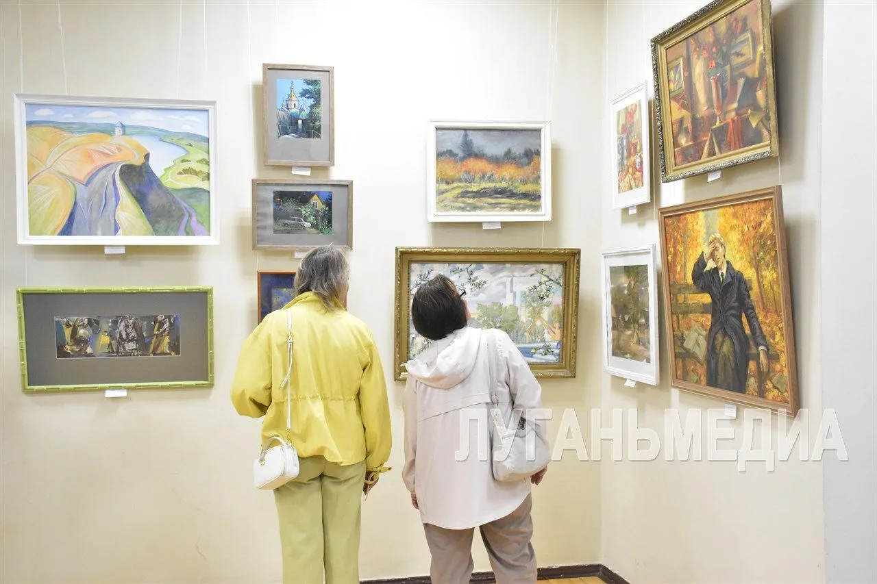 🎨 В луганской Галерее искусств прошло открытие выставки художников