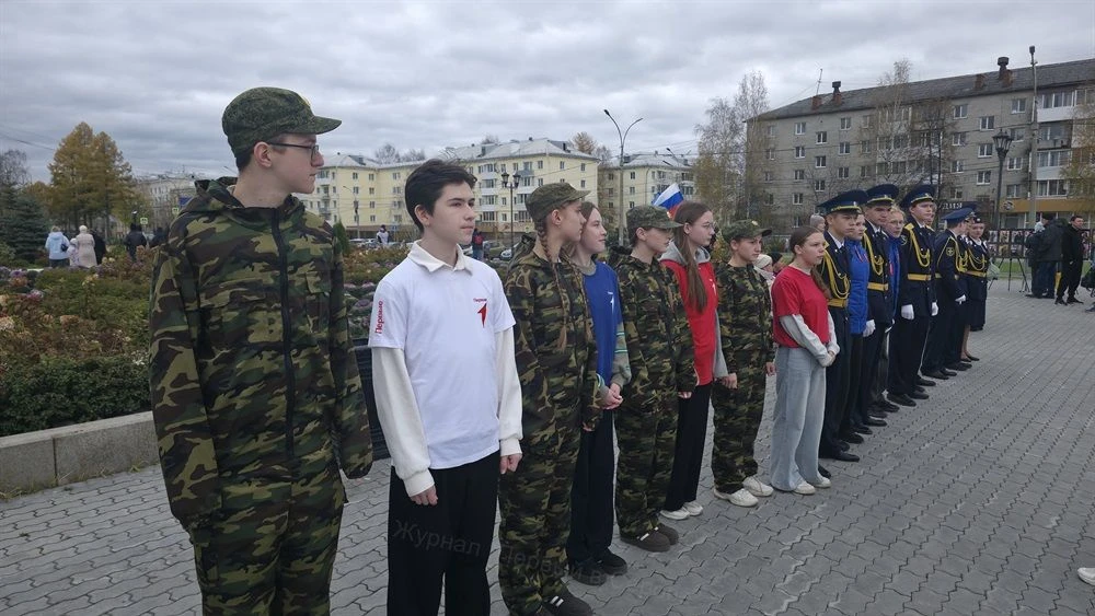 «Мы вместе, мы едины»: на Преображенской площади Серова прошла акция «4 года плечом к п...