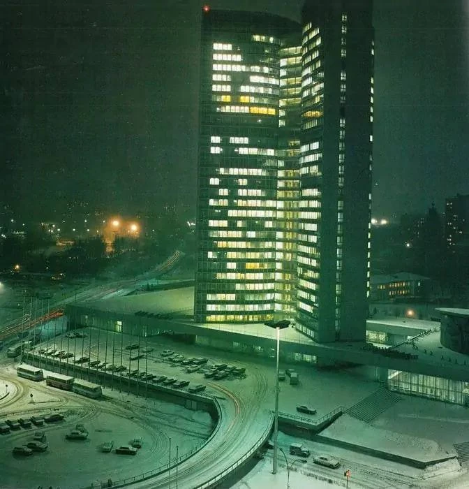 Здание СЭВ вечером, Москва, СССР, 1972 год.