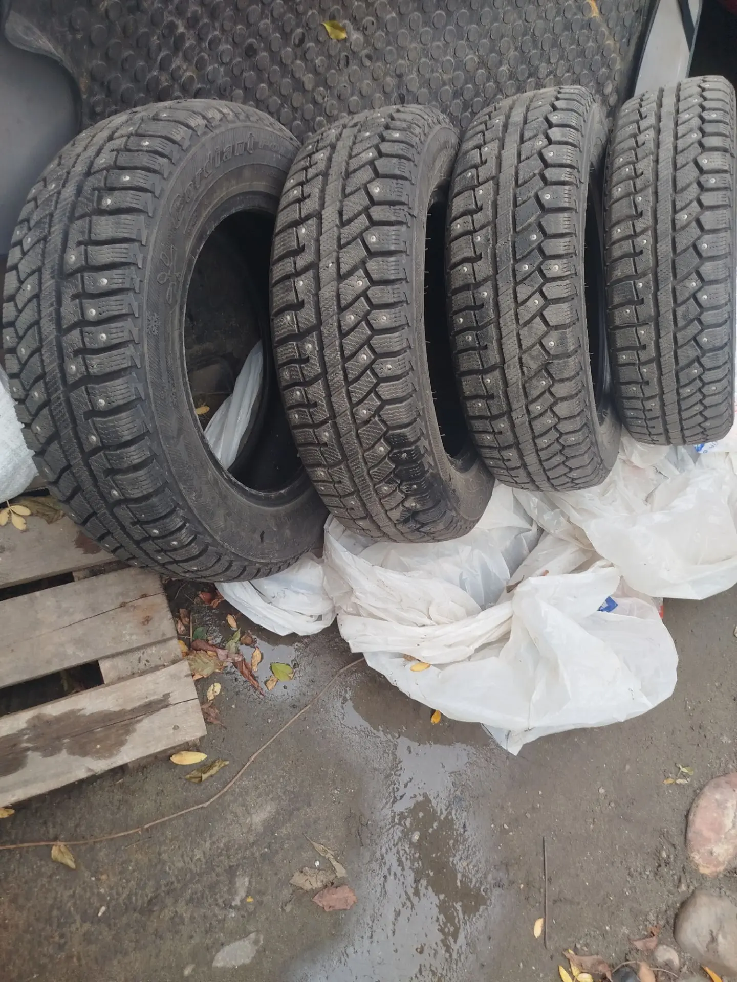 Продам шины cordiant polar2 зимние185/65r14 шипованые состояние новых,без порезов, без ...