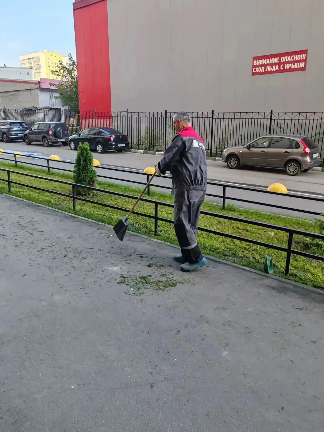 🧹 Работы по подметанию придомовых территорий домов УК «ОРИОН» выполняются на ежедневно...