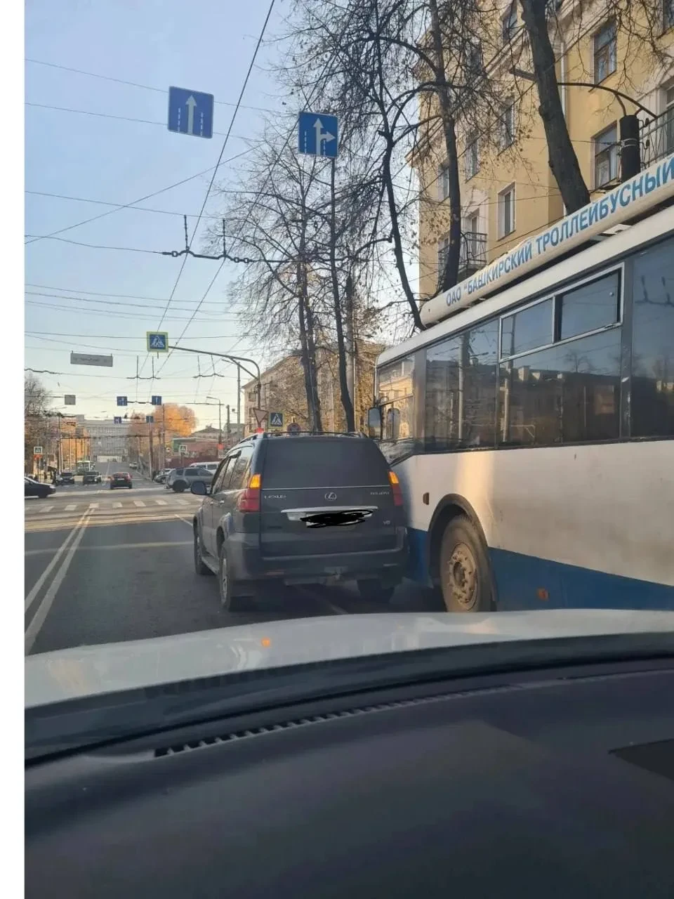 ⚡ Lexus столкнулся с троллейбусом в центре