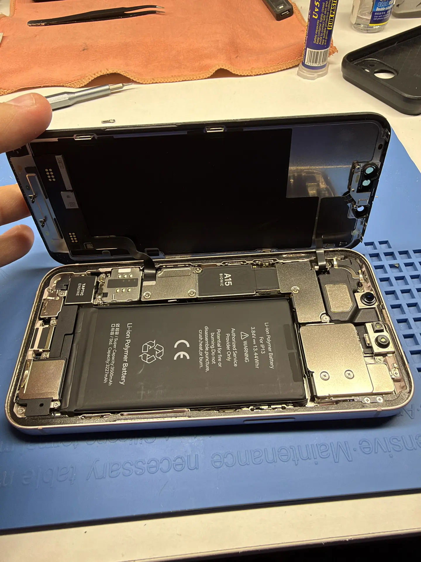 На замене АКБ был iPhone 13, никаких отпечатков, полное восстановление влагозащиты, поп...