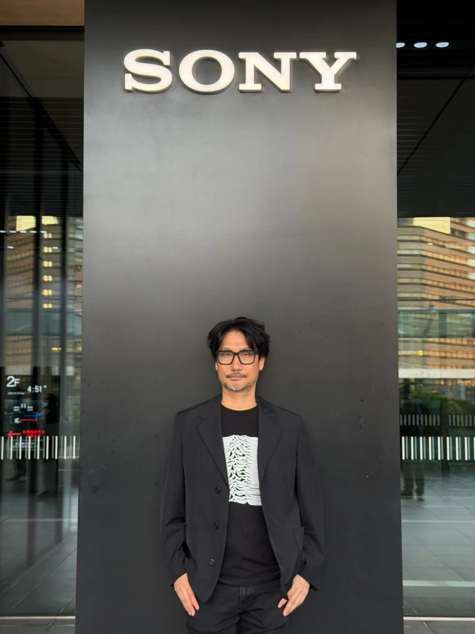 Кодзима заехал к Sony и сфотографировался на фоне входа в токийский офис компании.