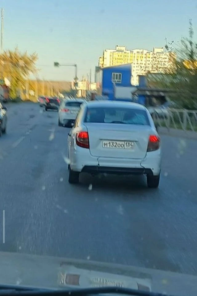 Данный автомобиль ТРИЖДЫ подрезал автомобиль движущей по своей полосе, тем самым дважды...