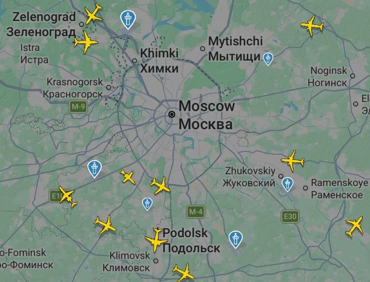 Второй день подряд в Москве закрывают воздушное пространство: более 370 рейсов задержал...