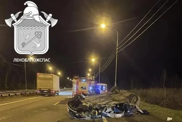 На трассе "Кола" Kia протаранила столб и приземлилась на крышу