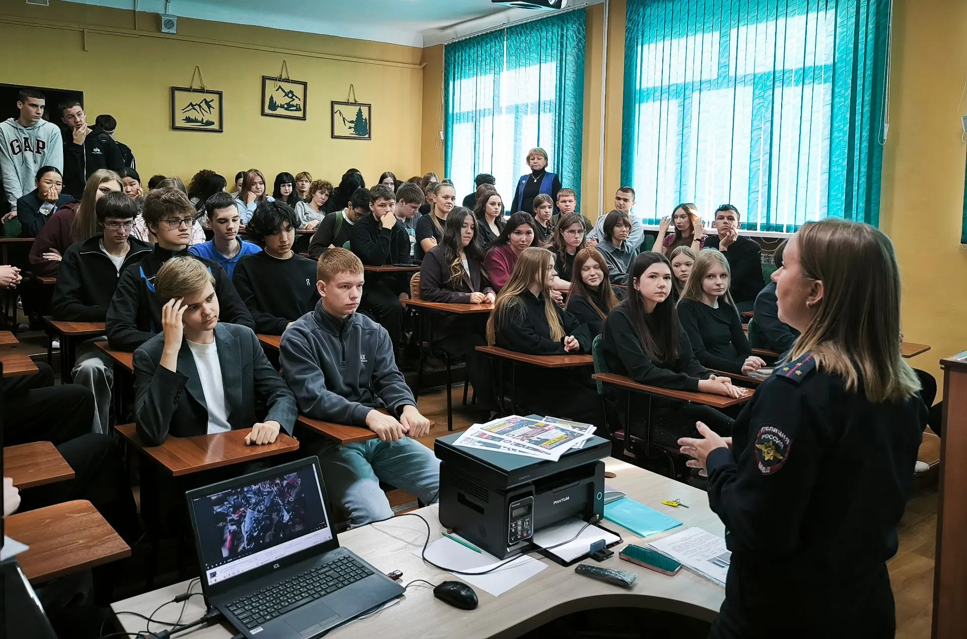 Сегодня хоронят шестнадцатилетнюю девушку. В минувшее воскресенье она погибла в ДТП на ...