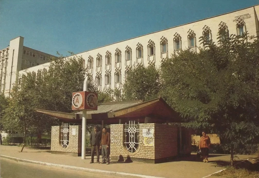 Здание «Союзпечати» и городской телефонной станции. 1990 год.
