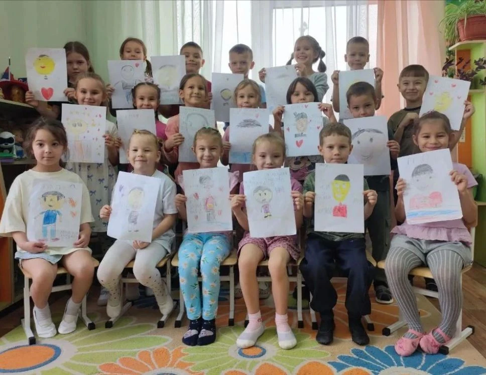 В преддверии праздника в 3 группе прошло очень теплое и сосредоточенное занятие по рисо...