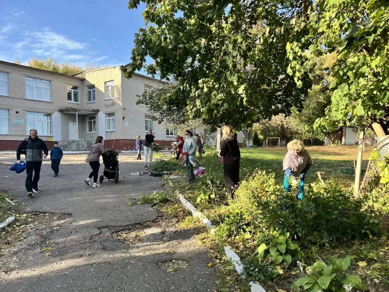 Сегодня, 9 октября, на территории детского сада Прогимназии «Радуга» прошёл дружный и п...