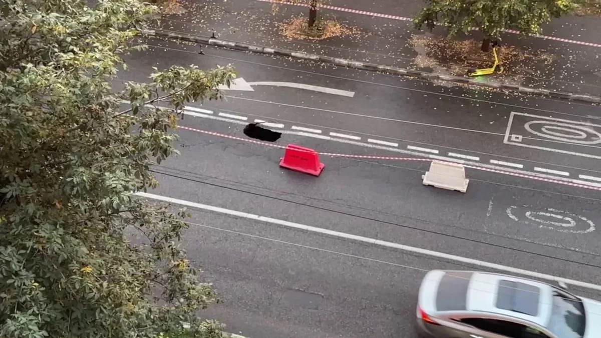 🕳️ В центре Краснодара посреди дороги образовалась глубокая яма.