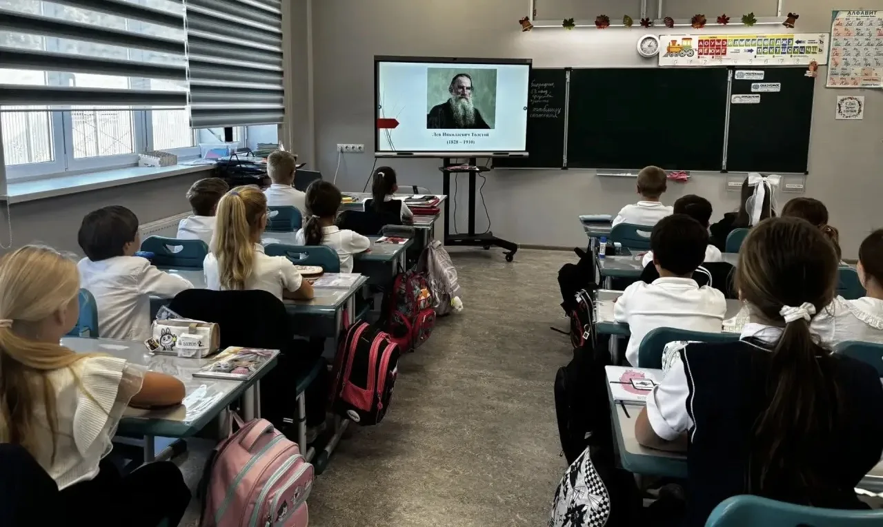 🎉 В честь дня рождения великого Льва Николаевича Толстого в нашей школе прошёл настоящ...
