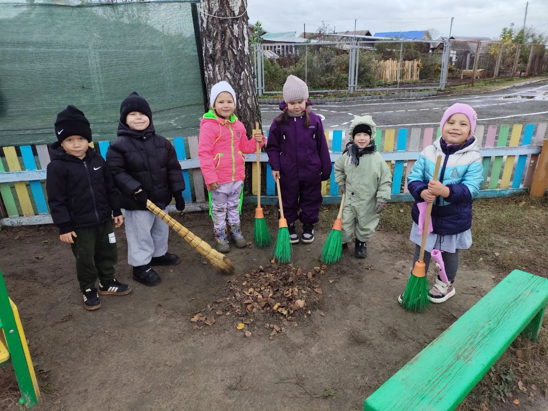 🍂 В старшей группе «Капитошки» стартовал свой маленький трудовой марафон! 🍁