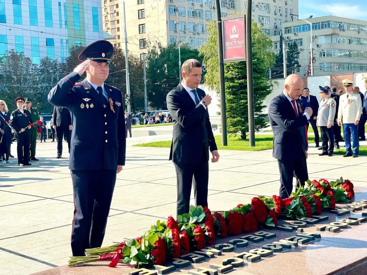 Начальник Краснодарского гарнизона полиции Андрей Платонов возложил цветы к Вечному огню