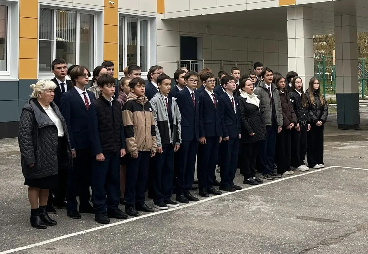 🇷🇺 Сегодня в нашем лицее прошла очередная торжественная линейка, посвящённая началу н...
