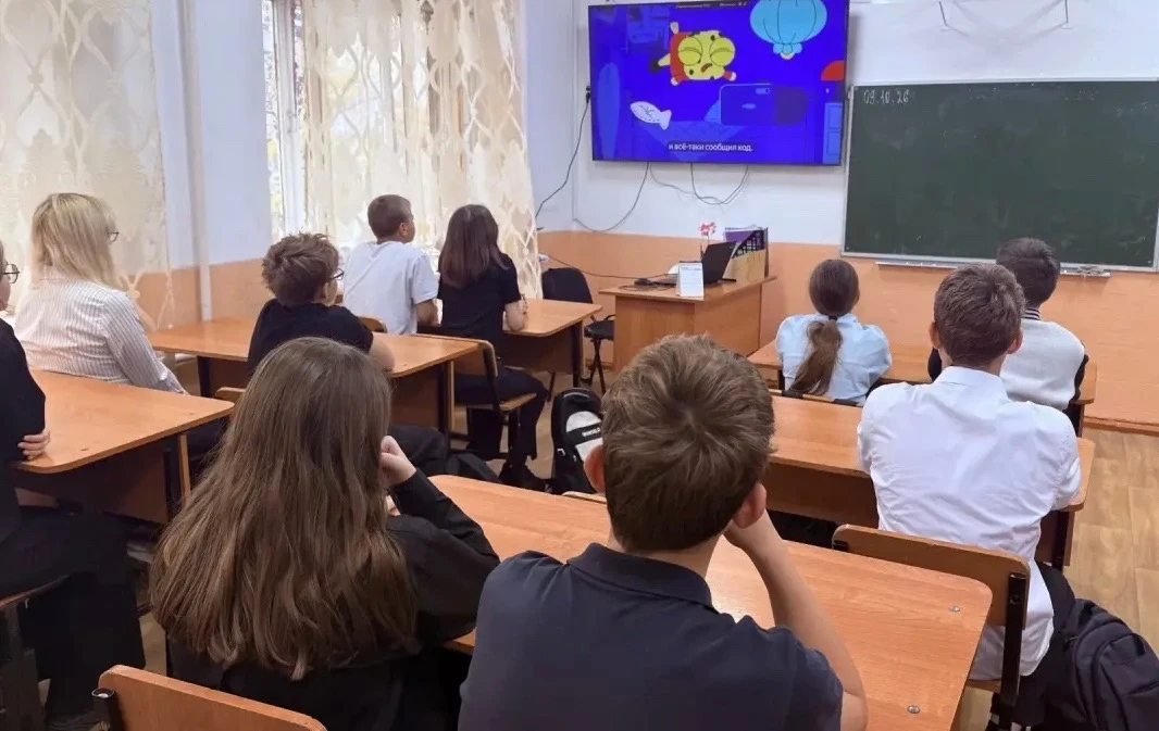 В 7Б классе прошёл урок в рамках проекта «Цифровой ликбез»! 🎉Тема занятия — «Польза и ...
