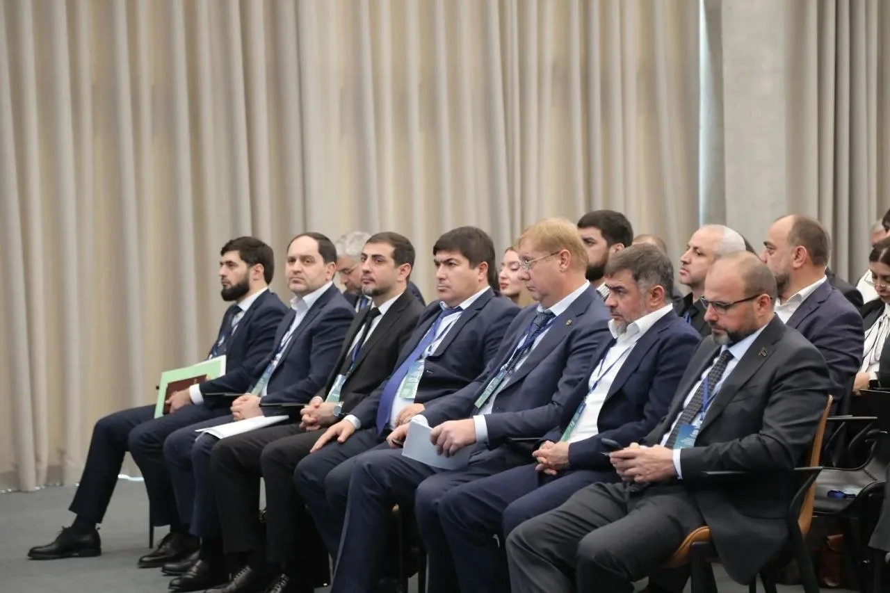 Председатель Комитета НС РД Али Муртазалиев и депутат НС Арсен Пирмагомедов приняли уча...