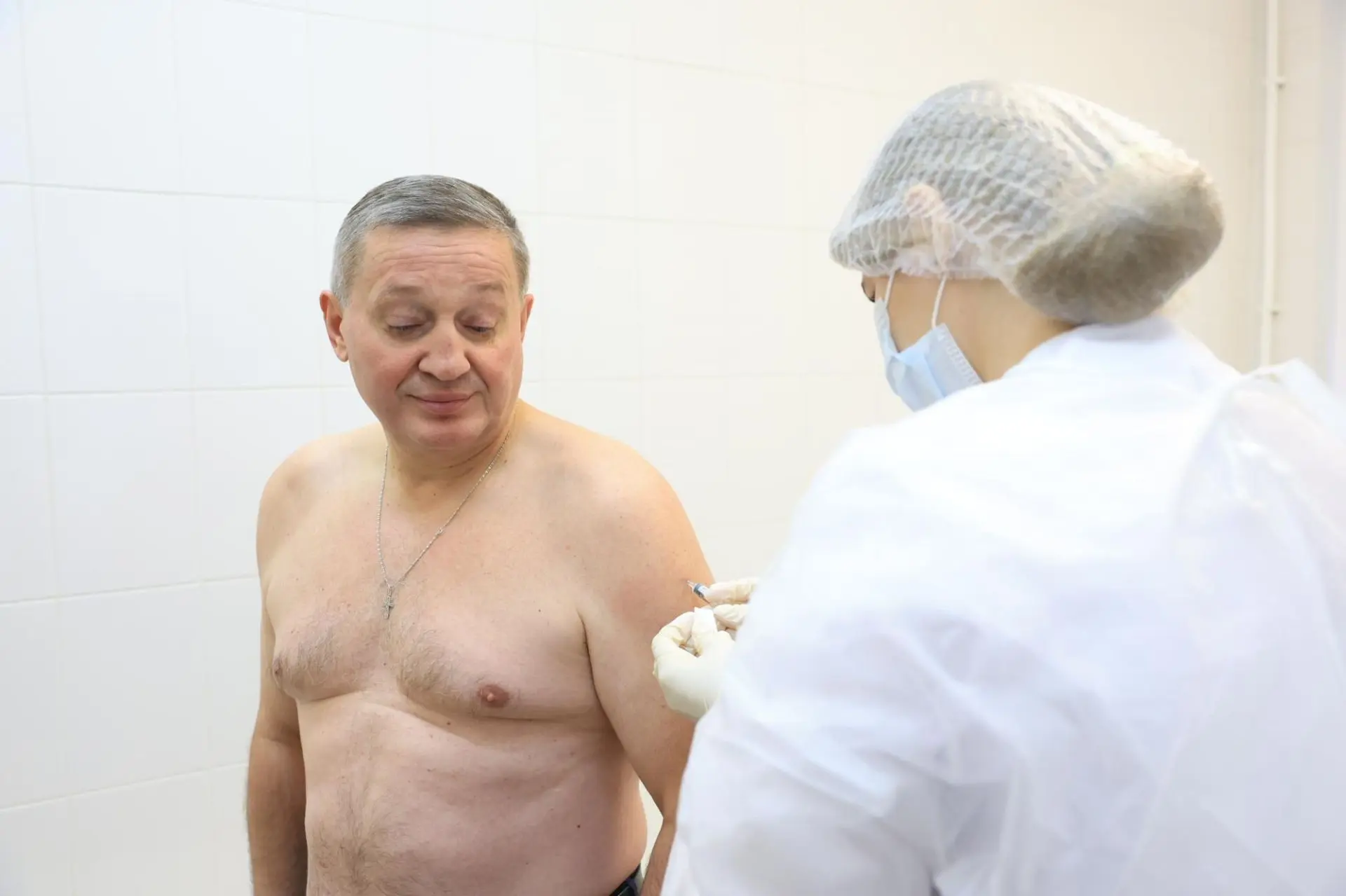 Андрей Бочаров привился от гриппа и призвал работодателей позаботиться о сотрудниках