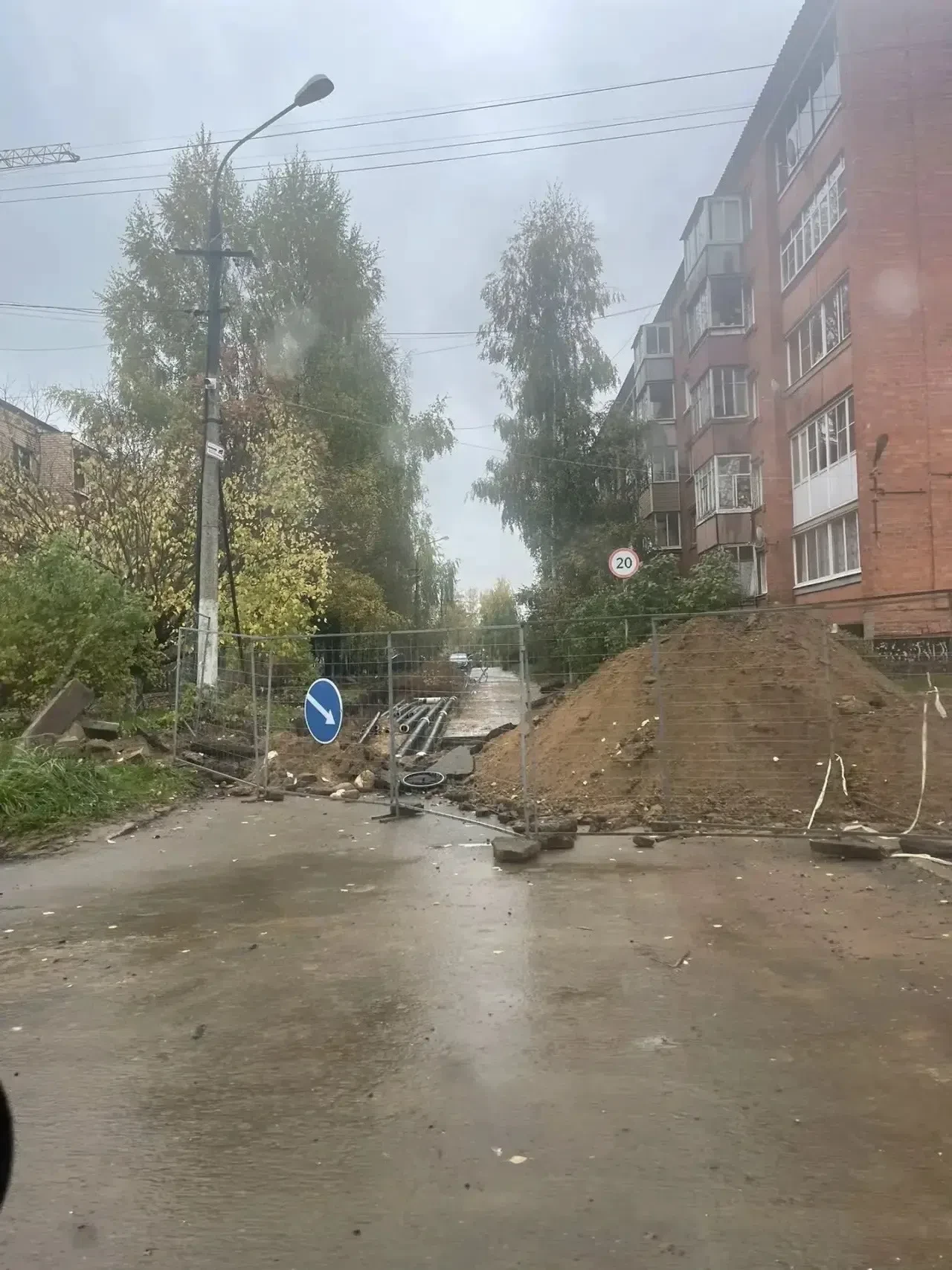 В районе Мкр.Внуковский началась замена труб,в итоге водители нашего района, отрезаны о...