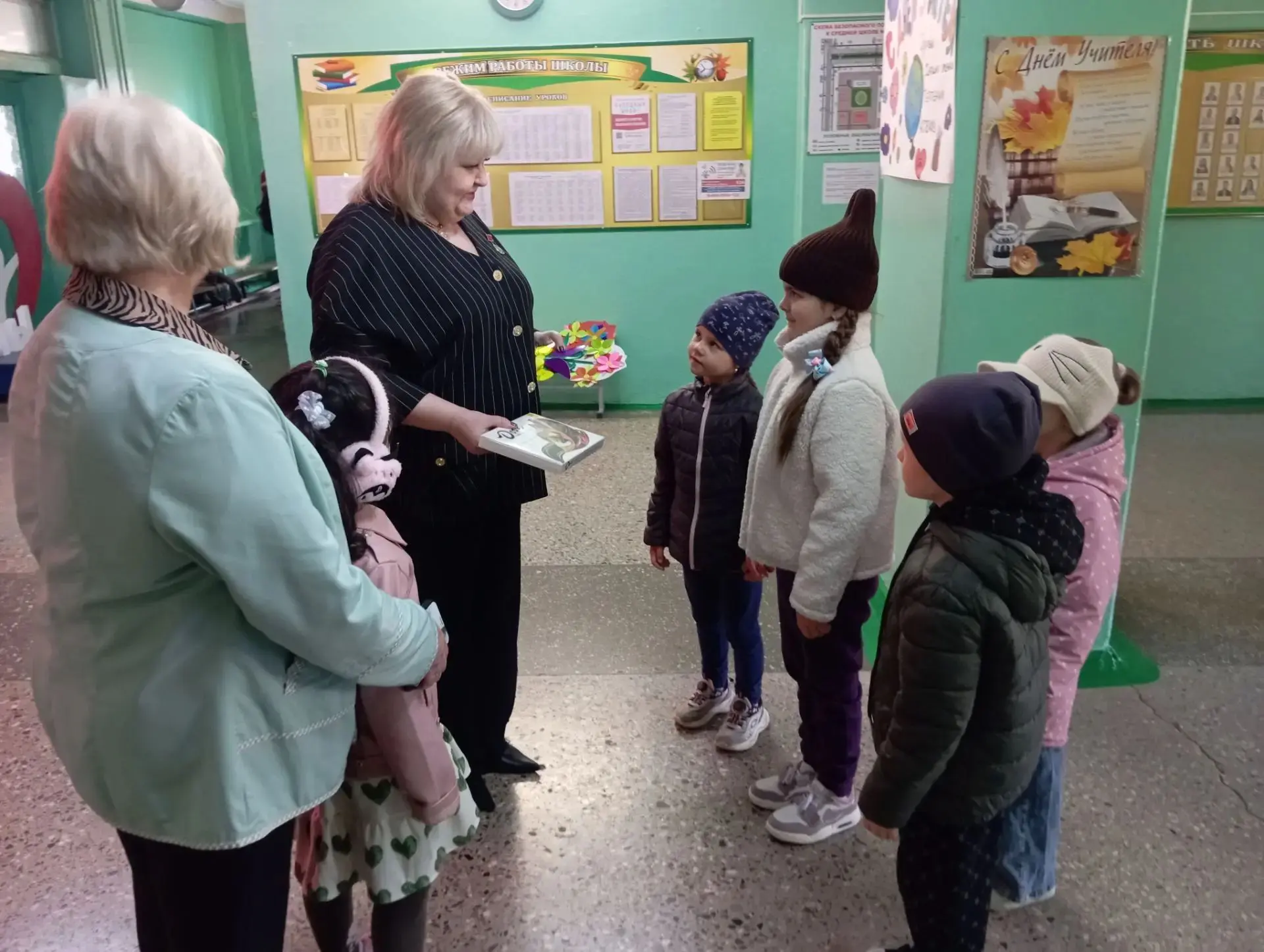 🍁5 октября, в День Учителя, воспитанники детского сада "Колокольчик" поздравили коллек...