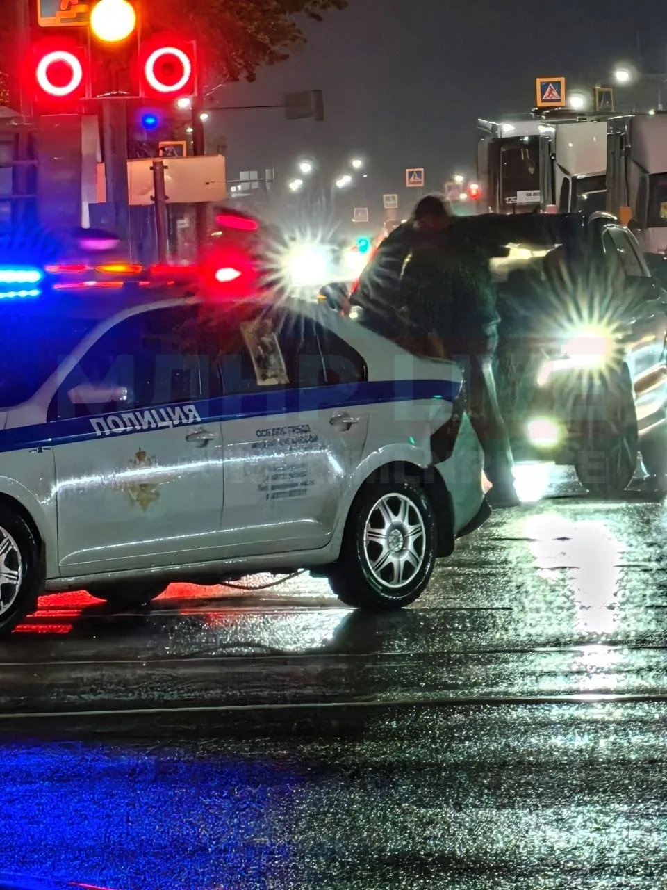 🚔 «Нива» и машина ГИБДД чуточку столкнулись на Советской/Оборонной в Луганске.