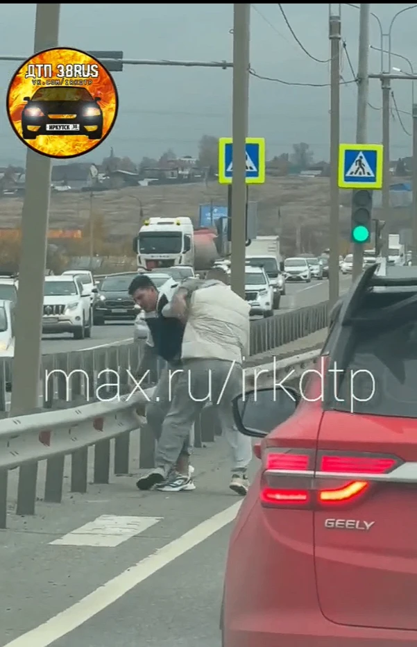 Двое мужчин подрались на Объездной Ново-Ленино в Иркутске 🤜