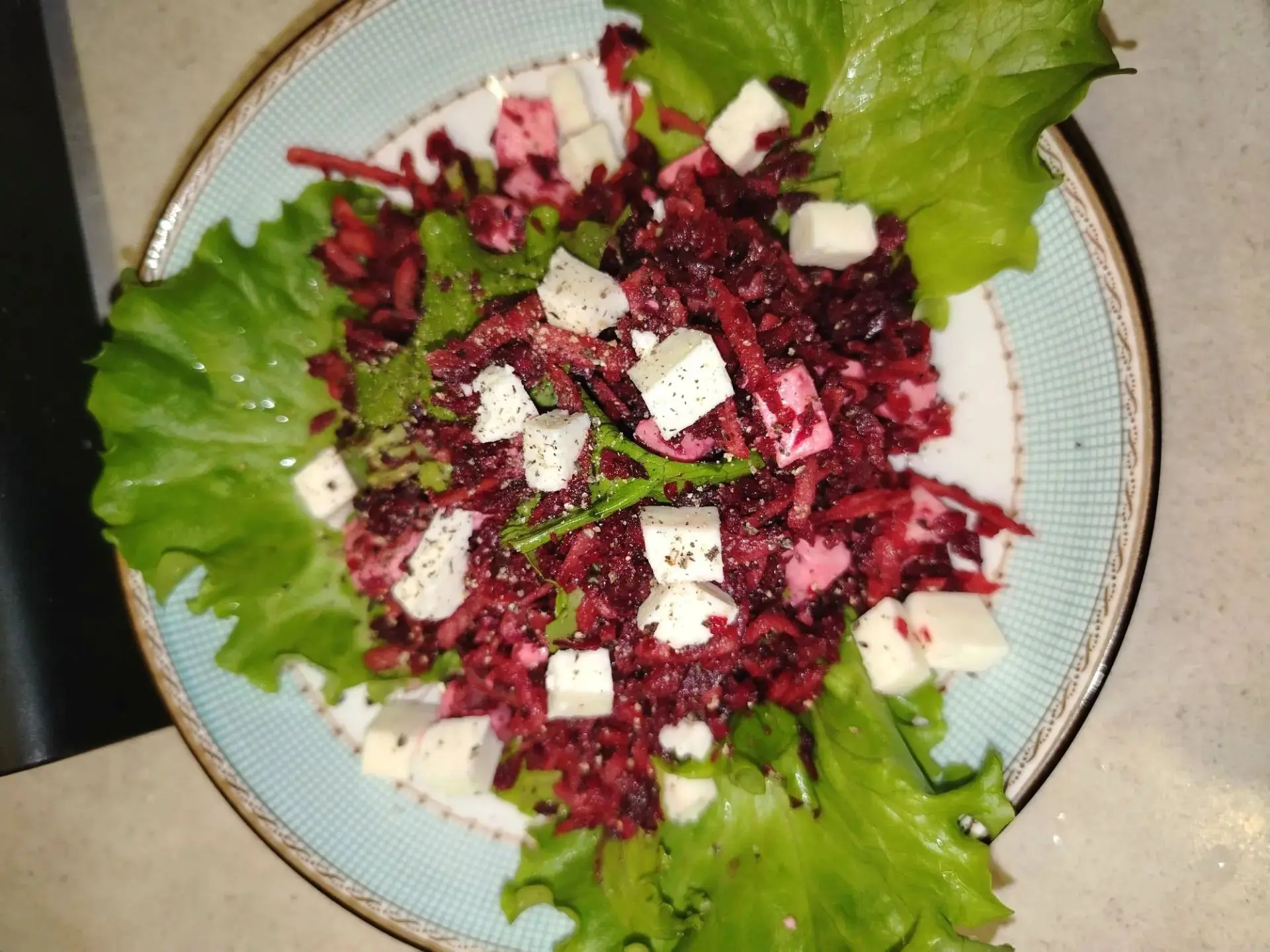 Салат из сырой свеклы с яблоком и сыром